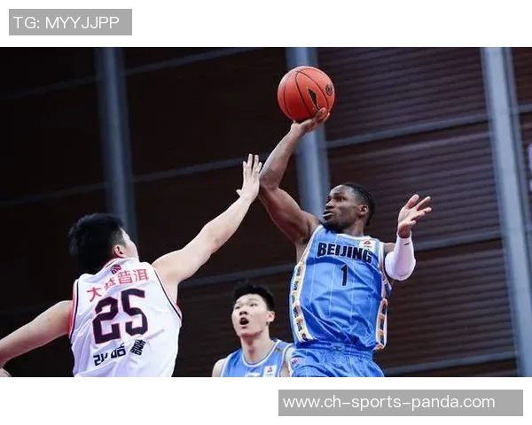 贺希宁微微一笑展现自信气场助力团队稳操胜券 贺希宁微微一笑展现自信气场助力团队稳操胜券